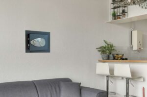 imagen de caja fuerte Alpha, empotrado en la pared de una vivienda.